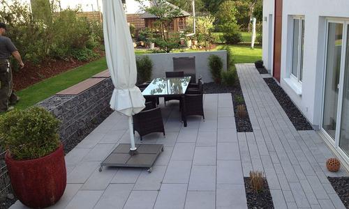 Pflasterarbeiten für Ihren Weg durchs Grüne