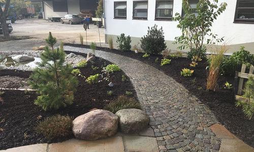 Pflasterarbeiten für Ihren Weg durchs Grüne