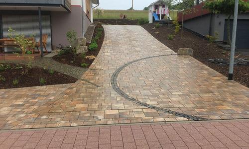 Pflasterarbeiten für Ihren Weg durchs Grüne