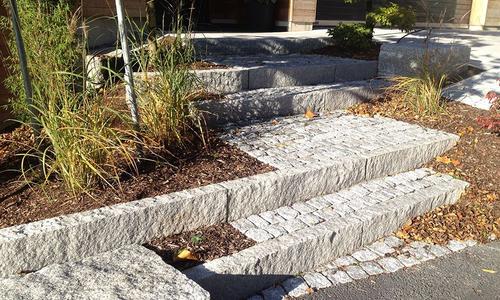 Pflasterarbeiten für Ihren Weg durchs Grüne